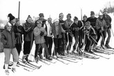 Setkání zakládajících členů lyžařského oddílu v roce 1983. Lánský v bílém uprostřed