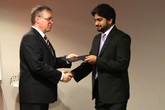Rektor Zdeněk Kůs uděluje titul Ph.D. Rehanu Abbasiovi. 