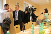 Rektor Zdeněk Kůs a generální ředitel KNL Luděk Nečesaný na dnešní tiskové konferenci.