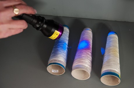 Unikátní vlákna mění barvu i při světke baterky.JPG