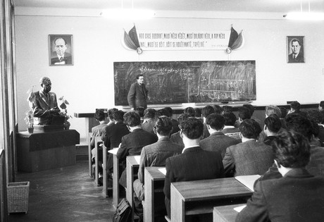 Totalita si chce vždy vychovávat svou elitu.