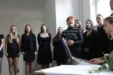 Slavnostní den doprovodil zpěvem sbor katedry primárního vzdělávání