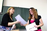 Jitka Ládrová přebírá od Petry Rydvalové cenu za svůj start-up