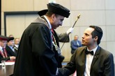 Děkan Lenfeld předává doktorské diplomy