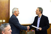 Prorektor Jiří Kraft děkuje za spolupráci odcházejícímu řediteli Nadace Preciosa Ivo Schöttovi (vpravo)