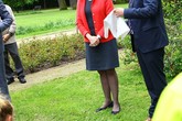 Christine Edina Kellyová a Tibor Batthyány odhalují cedulku s názvem parku