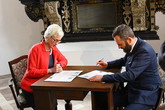 Christine Edina Kellyová a Tibor Batthyány podepisují memorandum