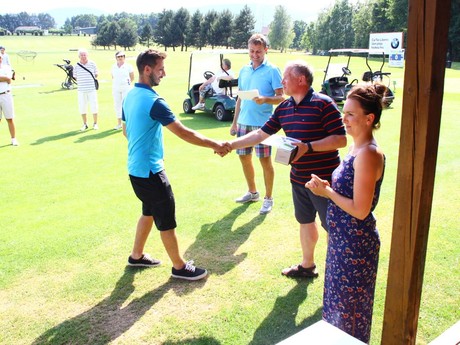 Ceny na golfovém turnaji předával rektor Zdeněk Kůs  (5).jpg