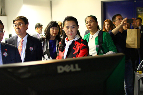 Čínští delegáti v našich laboratořích (5).JPG