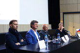 Hovoří Leslie Van Duzer, poslouchají (zleva) Filip Šenk, Libor Musil a Zdeněk Fránek 
