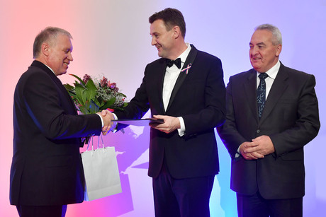 Rektor Zdeněk Kůs převzal včera cenu Pocta hejtmana