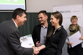 Jaroslav Demel předává vouchery vítězům start-upové soutěže