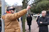 Richard Charvát s HoloLens na místě budoucí zastávky. Sleduje ho Jan Stolín