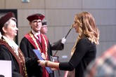 FT. Děkanka Jana Drašarová předává diplom