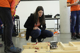 Kateřina HRUBEŠOVÁ zkouší v tréninku projet s robotem předepsanou dráhu. Robota sestrojila s Petrem KAŠTÁNKEM a byli druzí